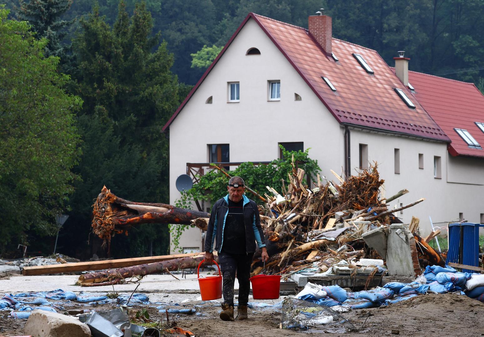 Reutersove snimke prikazuju grad prepun blata i smeća. Jerzy Adamczyk (70) iz Ladeka dodaje: "Armagedon... Doslovno je sve odnijelo jer nemamo nijedan most. Praktički smo odsječeni od svijeta."