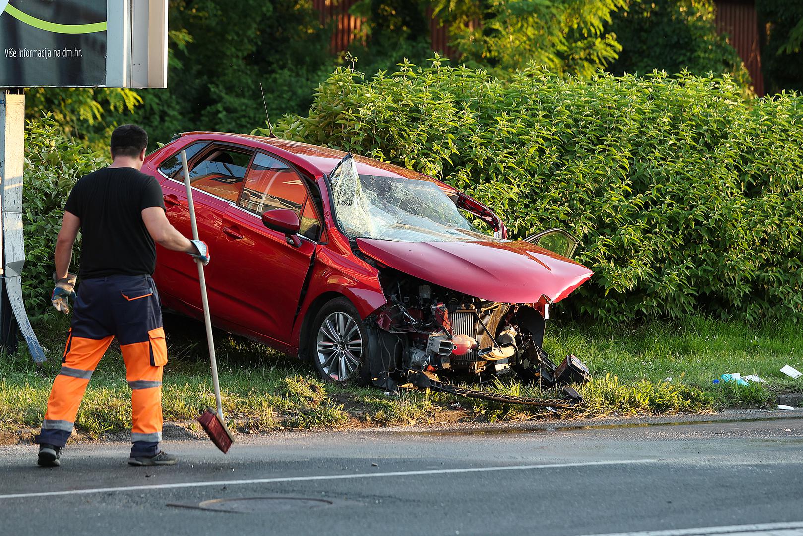 Fotografije smrskanih automobila koje su stigle s mjesta nesreće svjedoče o teškom sudaru.