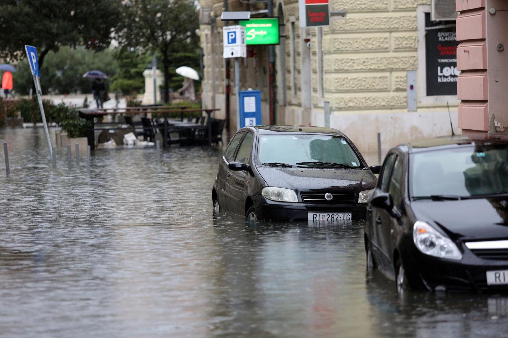 Rijeka i Pula doslovno su završile 'pod vodom' što je napravilo prometni kaos.