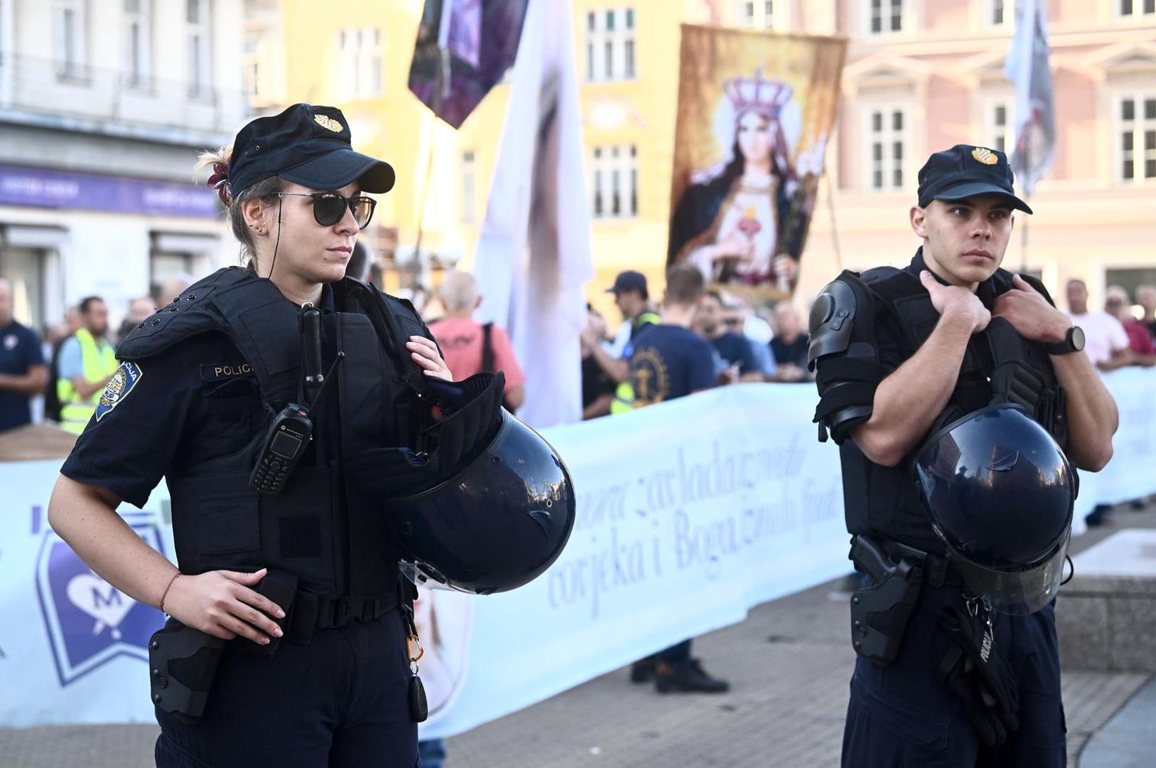 Prva subota u mjesecu i već poznata kulisa glavnog zagrebačkog trga, ali i brojnih drugih središnjih trgova diljem Hrvatske. Muškarci već oko osam sati stigli su i ogradili se transparentima, spustili su se na koljena i započeli molitvu krunice.