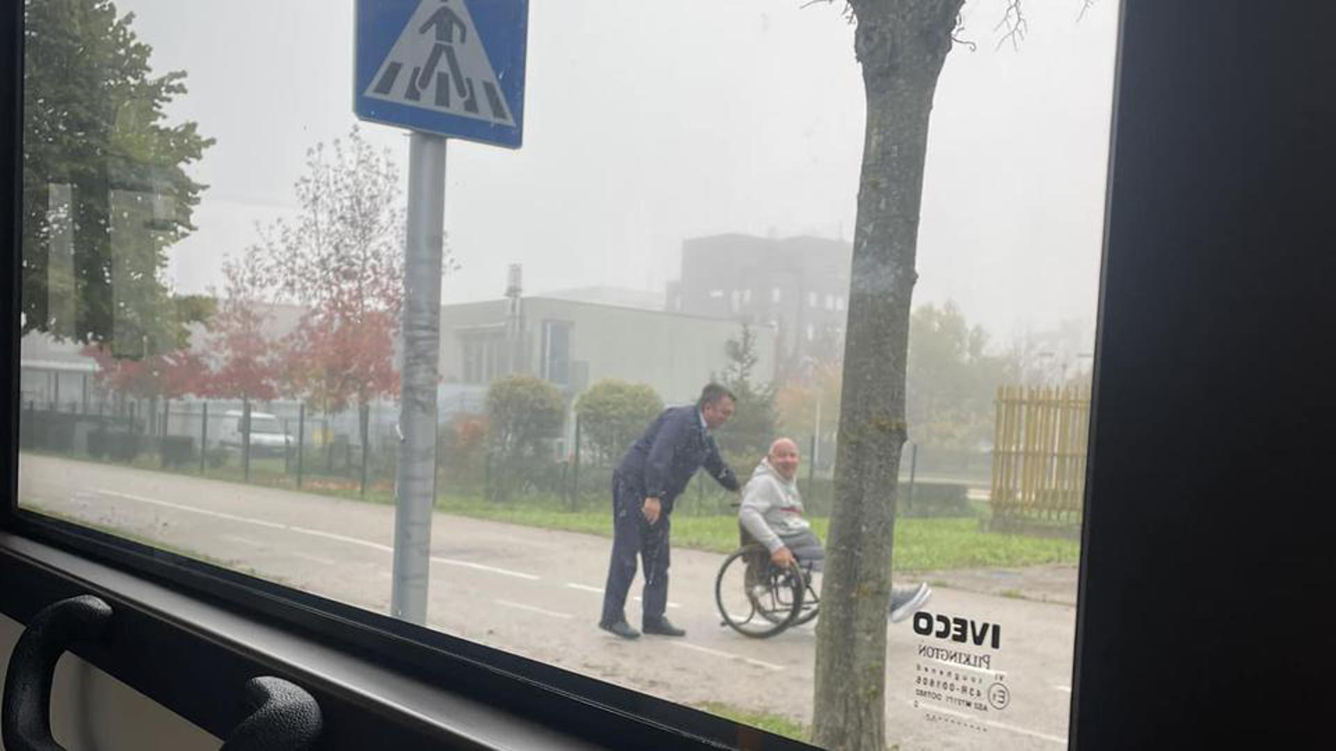 U Facebook grupi Zakaj volim Zagreb, objavljena je priča o predivnoj gesti vozača ZET-ovog autobusa 279. 
Naime, vozač je bez razmišljanja izjurio van da pomogne muškarcu u invalidskim kolicima na pješačkom prijelazu.  
"Bus 279. Vozač se zaustavio kod pješačkog prijelaza da propusti gospodina u kolicima. Kad je zaustavio bus, momentalno je izjurio van da mu pomogne da lakše prijeđe cestu i dođe do nogostupa. Na izlasku iz busa sam mu poručila da je divno ljudsko biće, nasmijao se i meni uljepšao jutro osmijehom i svojim postupkom, a vjerujem i gospodinu na slici", objavila je korisnica na Facebooku.

