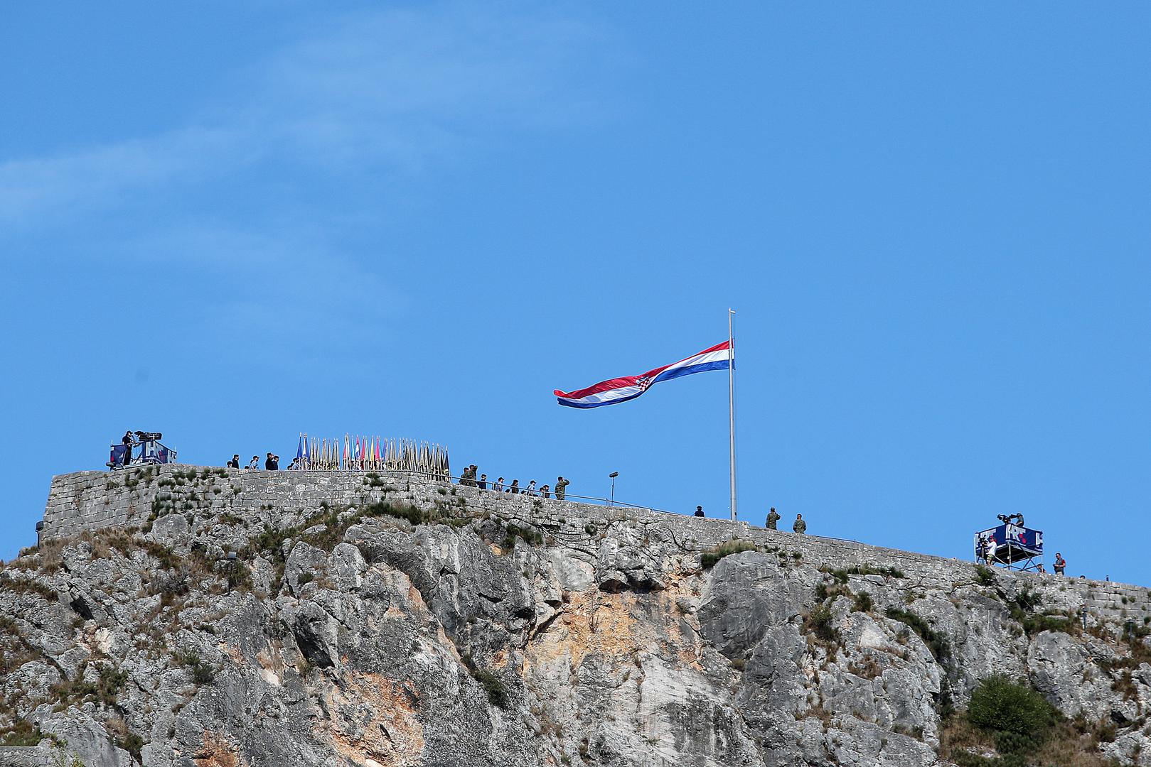 Na Kninskoj tvrđavi održala se tradicionalna ceremonija podizanja zastave RH, a na stadionu su predviđena prigodna obraćanja, čitanje povjesnice VRO Oluja te imena poginulih i nestalih u VRO Oluja, uz glazbeni program.