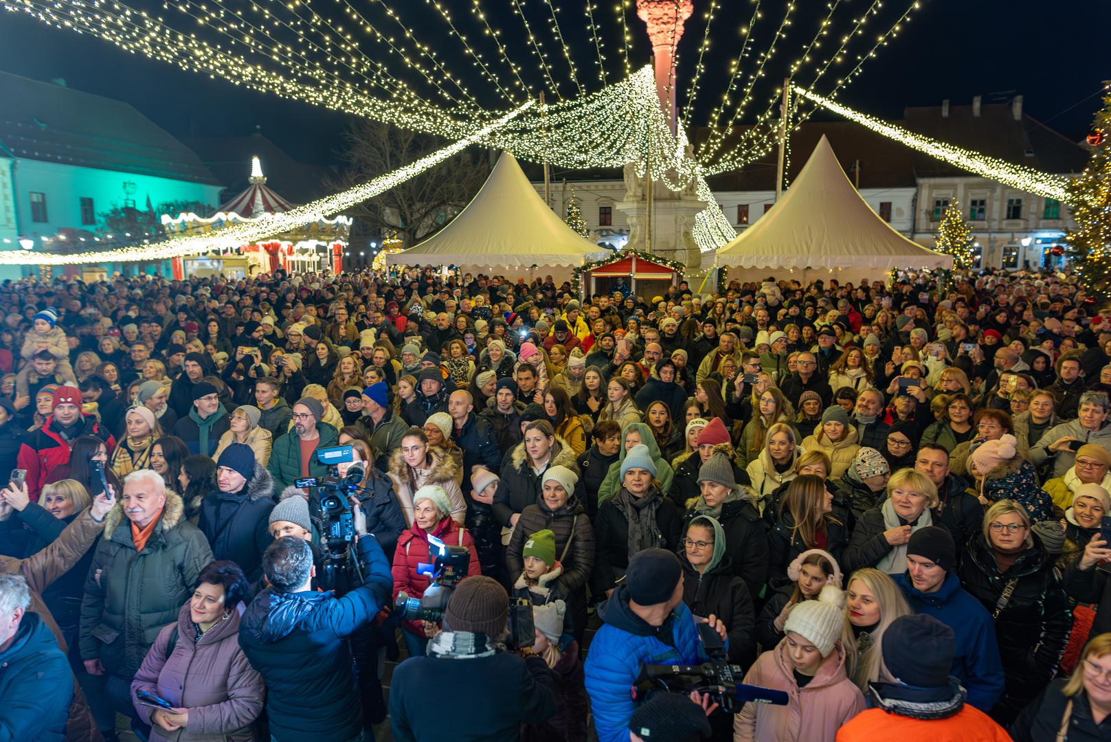 OSIJEK: Hrvatski gradovi vrve od života, ukrasa, svijetla, plesa, glazbe i primamljivih mirisa. Počeo je advent!