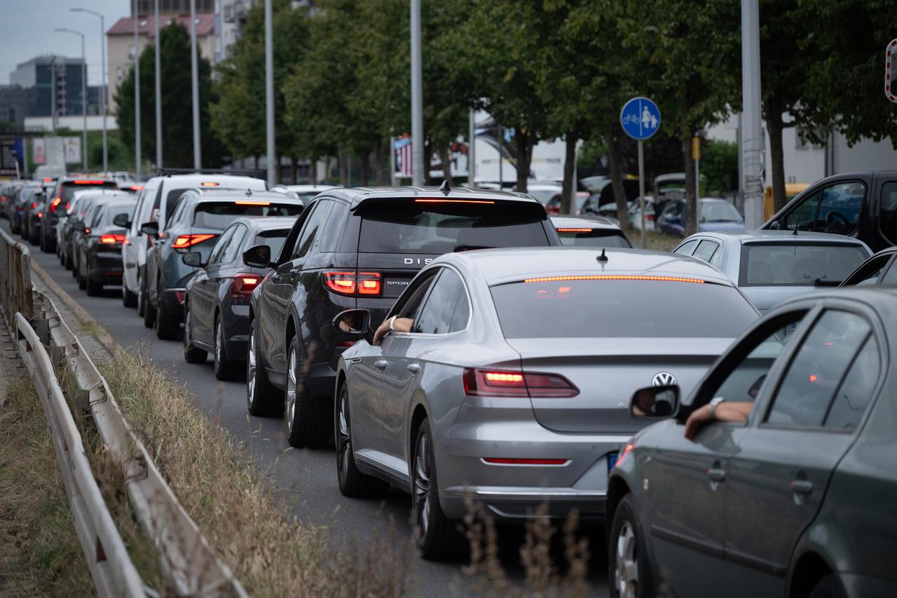 Zagreb: Prometna gužva na križanju Zagrebačke avenije i Savske ceste zbog radova na podvožnjaku