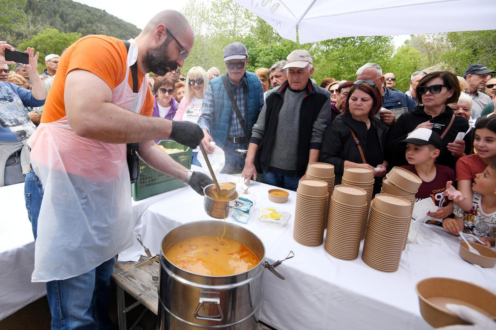 01.05.2023., Skradinski buk - Tradicionalna podjela graha u Nacionalnom parku Krka povodom Medjunarodnog praznika rada privukla veliki broj posjetitelja. Photo: Hrvoje Jelavic/PIXSELL