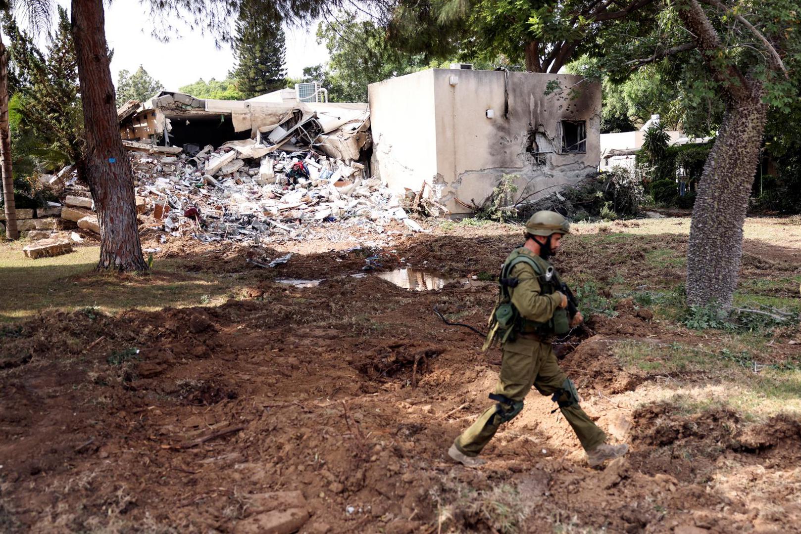 An Israeli soldier walks past a building damaged after rockets were fired from the Gaza Strip into Israel, in Kibbutz Kfar Aza, in southern Israel, October 10, 2023. REUTERS/Ronen Zvulun Photo: RONEN ZVULUN/REUTERS