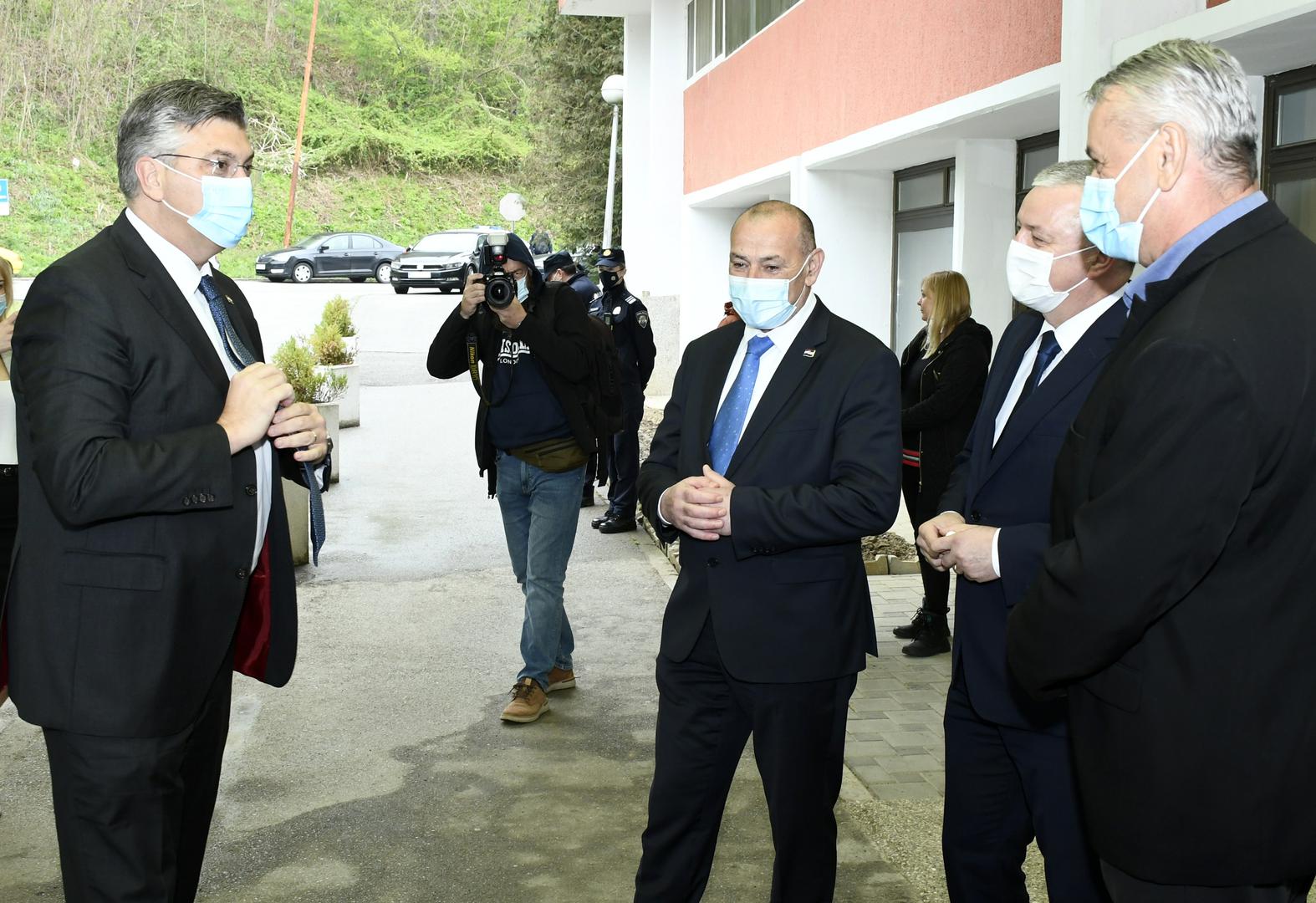 19.04.2021.,Topusko - Predsjednik Vlade Andrej Plenkovic sudjelovao je  na sastanku Stozera civilne zastite Republike Hrvatske u dijelu koji se odnosi na otklanjanje posljedica katastrofe uzrokovane potresom na podrucju Sisacko-moslavacke, Zagrebacke i Karlovacke zupanije
Photo: Nikola Cutuk/PIXSELL