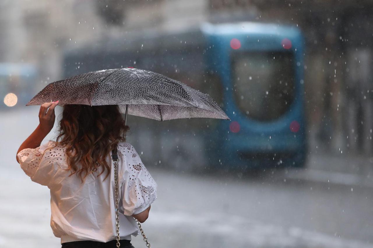 Zagreb: Ljetni pljusak iznenadio građane