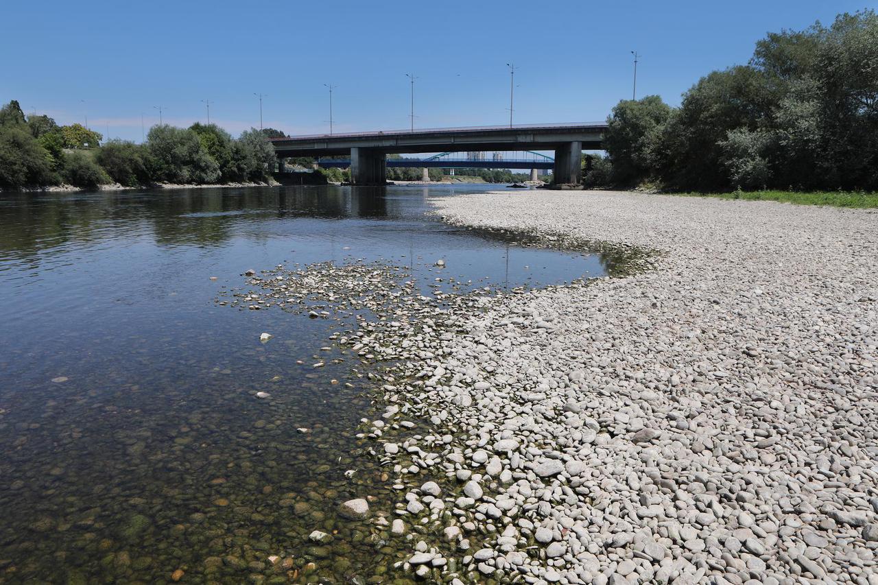 Zagreb: Zbog niskog vodostaja Save počele su se pojavljivati ade, otoci i plaže