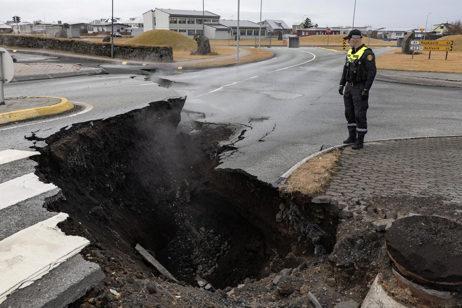 A police officer stands by the crack in a road in the fishing town of Grindavik, which was evacuated due to volcanic activity, in Iceland November 15, 2023. REUTERS/Marko Djurica Photo: MARKO DJURICA/REUTERS