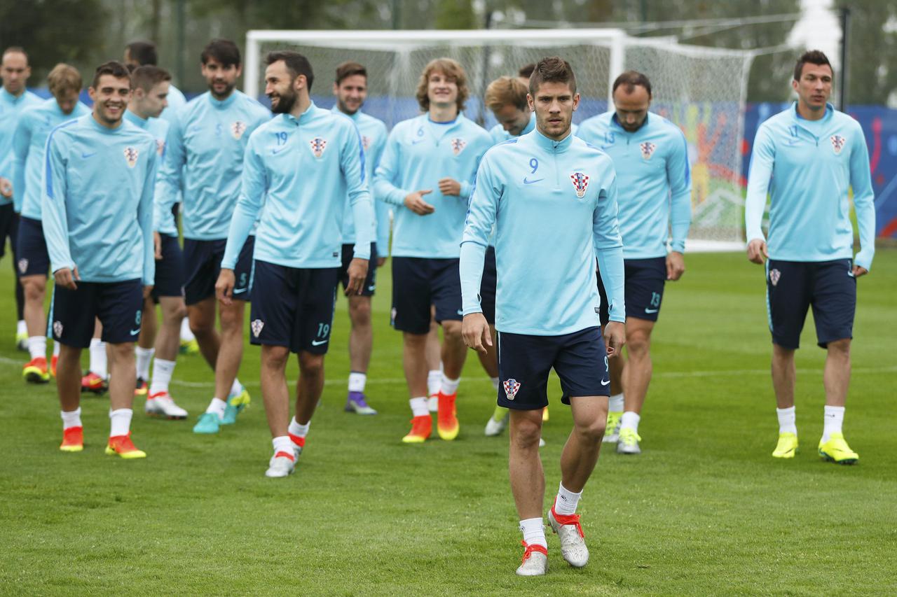 Football Soccer - Croatia Training - Parc de Loisirs, Deauville, France - 8/6/16 - Croatia's Andrej Kramaric and team mates during training. REUTERS/John Sibley