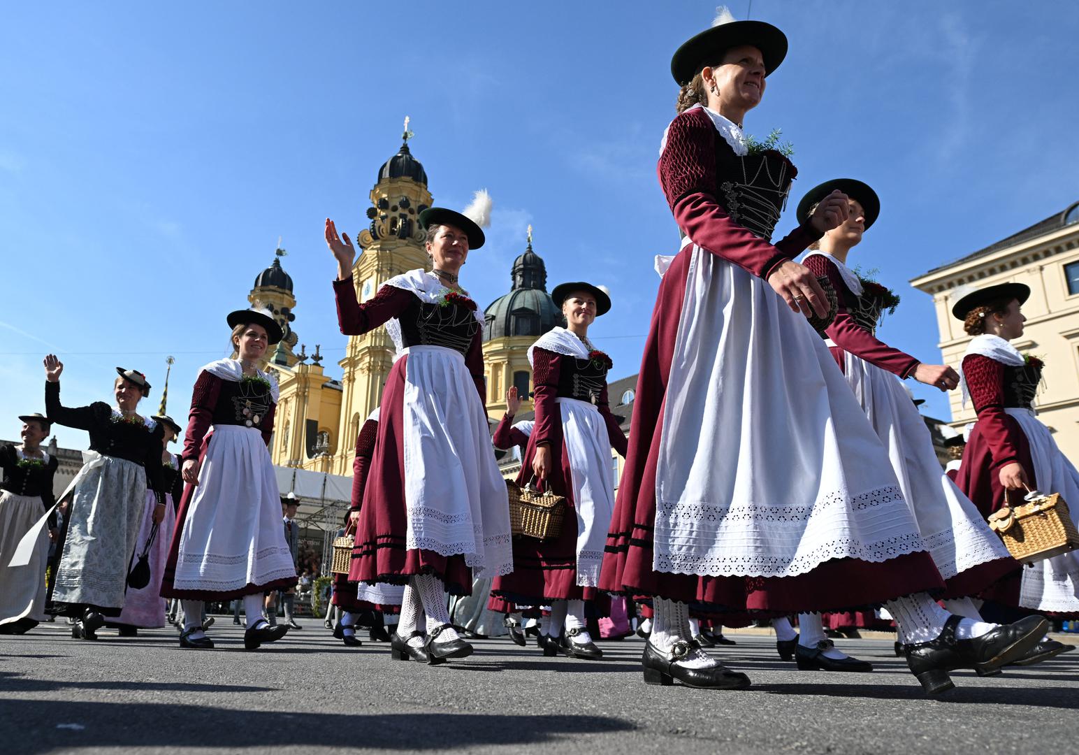 Svi koji odluče otići ovih dana avionom na Oktoberfest iz Zagreba mogli bi platiti 277 eura pa na više, ako idu u jednom smjeru. U oba smjera, cijena može ići i preko 500 eura ovisno o danima.