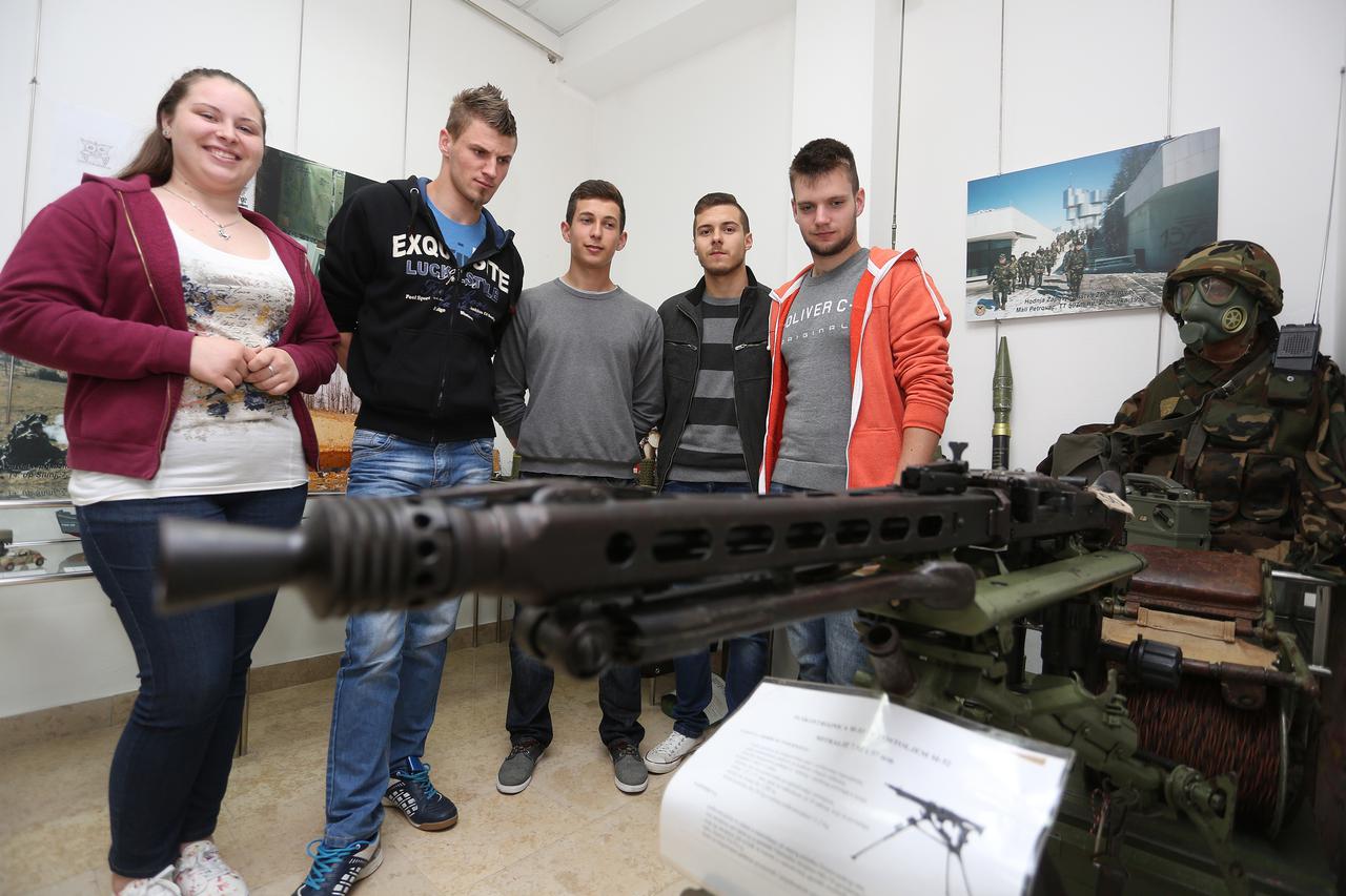 11.05.2016., Duga Resa - Srednja skola Duga Resa jedina u Karlovackoj zupaniji ima program za zanimanje puskar. U cast prvoj generaciji koji zavrsavaju to zanimanje u predvorju skole postavljena je izlozba vojnog naoruzanja.  Photo: Kristina Stedul Fabac/