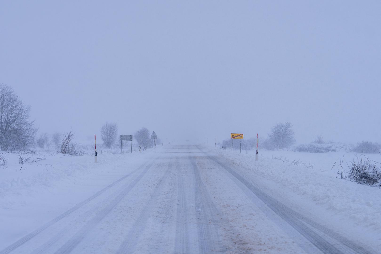 Prema Rijeci i Istri, zbog zimskih uvjeta i olujnog vjetra, trenutno nema slobodnog cestovnog pravca za kamione s prikolicama i tegljače s poluprikolicama. Zbog promjenjivih meteoroloških uvjeta prije polaska na put informirajte se o stanju u prometu, savjetuju u HAK-u