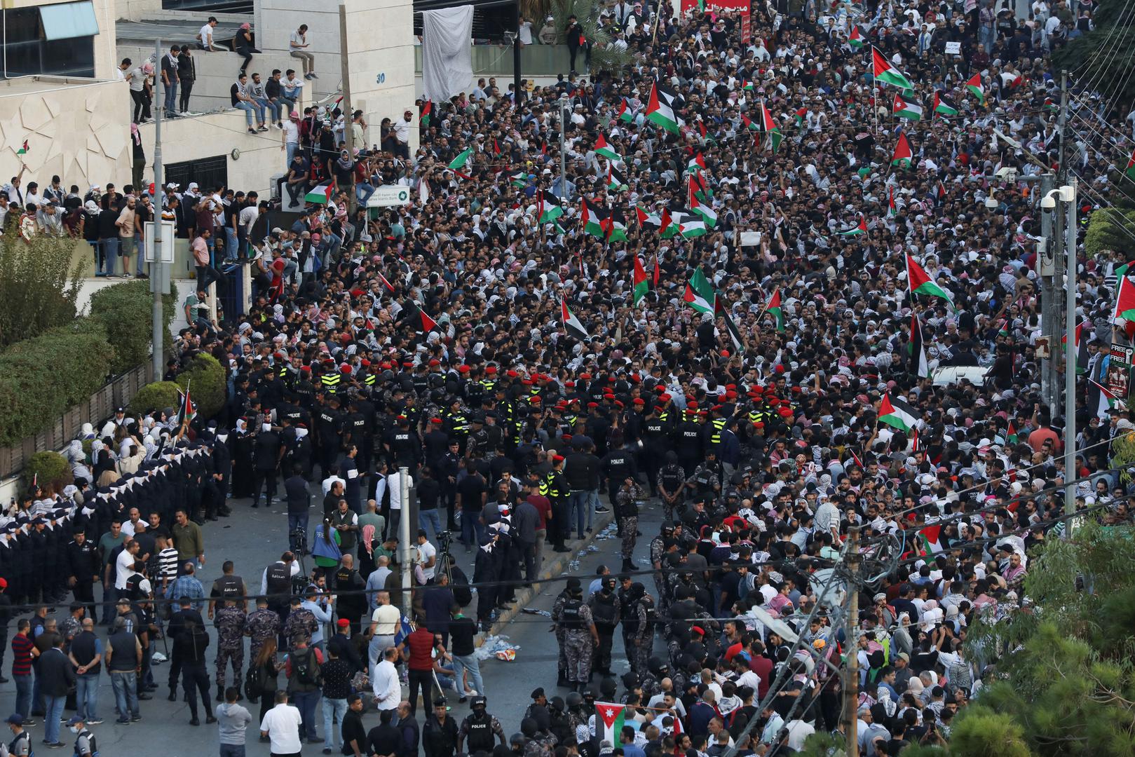 People take part in a pro-Palestinian protest, after hundreds of Palestinians were killed in a blast at Al-Ahli hospital in Gaza that Israeli and Palestinian officials blamed on each other, in Amman, Jordan, October 18, 2023. REUTERS/Alaa Al Sukhni Photo: ALAA AL SUKHNI/REUTERS