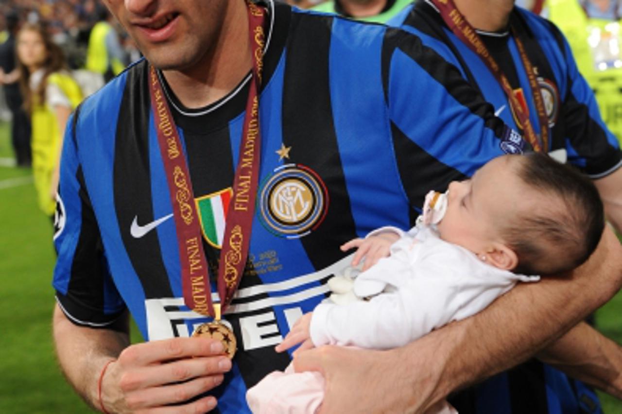 'Inter Milan\'s Argentinian forward Alberto Milito Diego celebrates after the UEFA Champions League final football match Inter Milan against Bayern Munich at the Santiago Bernabeu stadium in Madrid on