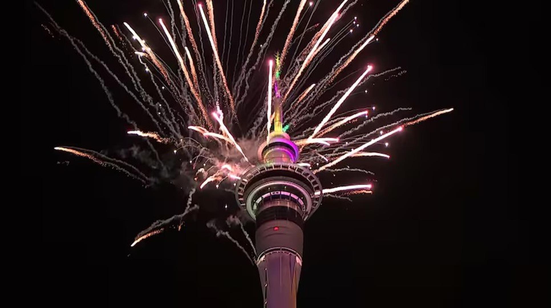 Prvi veći grad koji je dočekao 2025. je najveći novozelandski grad Auckland, u 12 sati po hrvatskom vremenu. Ponoć je dočekana s predstavom svjetla, lasera i vatrometa lansiranog sa Sky Towera, najviše građevine južne hemisfere. 