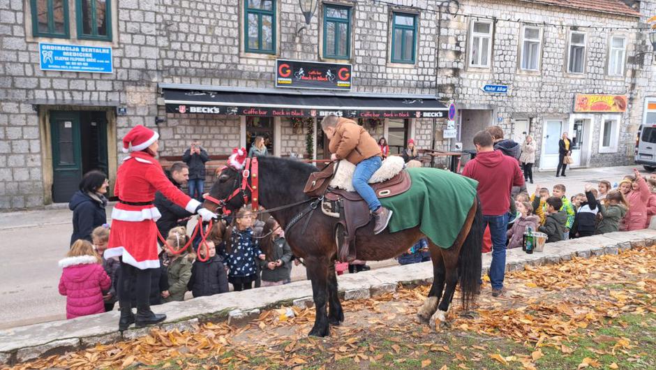 Konjička karavana djeda Božićnjaka kroz grad Sinj