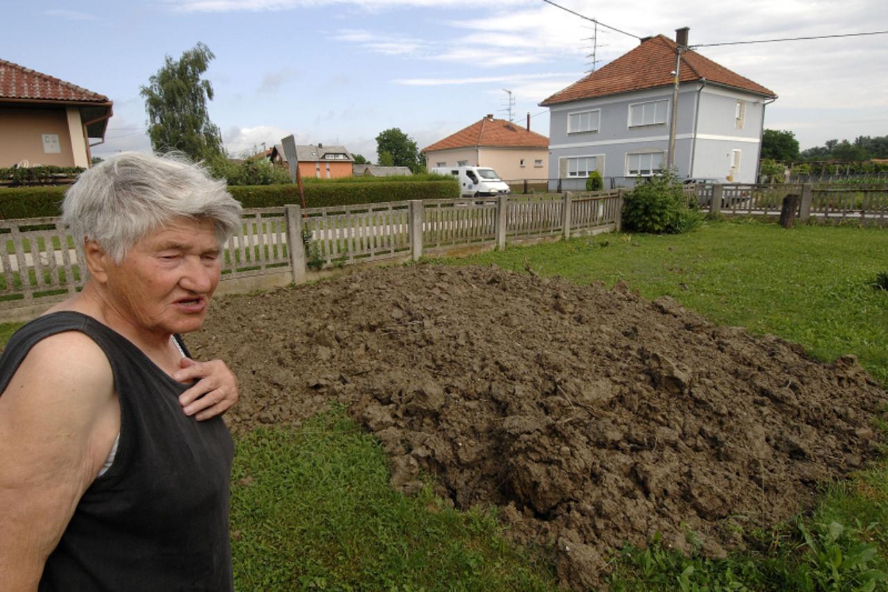 '17.06.10., Mursko Sredisce- Emiliji Guld u dvoristu se urusila zemlja zbog rudnickog rova koji prolazi ispod njene kuce. Photo: Vjeran Zganec Rogulja/PIXSELL'