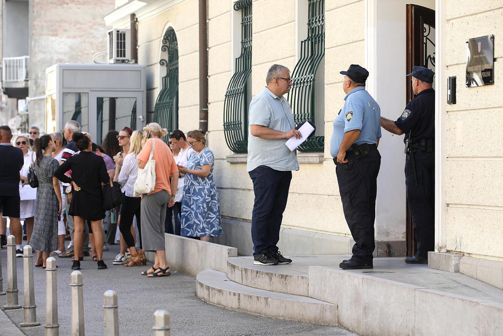 14.08.2023., Zagreb - Roditelji i clanovi obitelji navijaca Dinama uhicenih prosli tjedan u Ateni okupili su se ispred Ministarstva vanjskih poslova nakon sto su se jucer obratili za pomoc predsjedniku Vlade te puckoj pravobraniteljici. Svim hrvatskim navijacima odredjen je pritvor nakon sto su uhiceni prosli tjedan u Ateni zbog navijackih sukoba  u kojima je smrtno stradao jedan navijac AEK-a, a obitelji apeliraju na institucije da im se organizira pravicno sudjenje.  Photo: Patrik Macek/PIXSELL