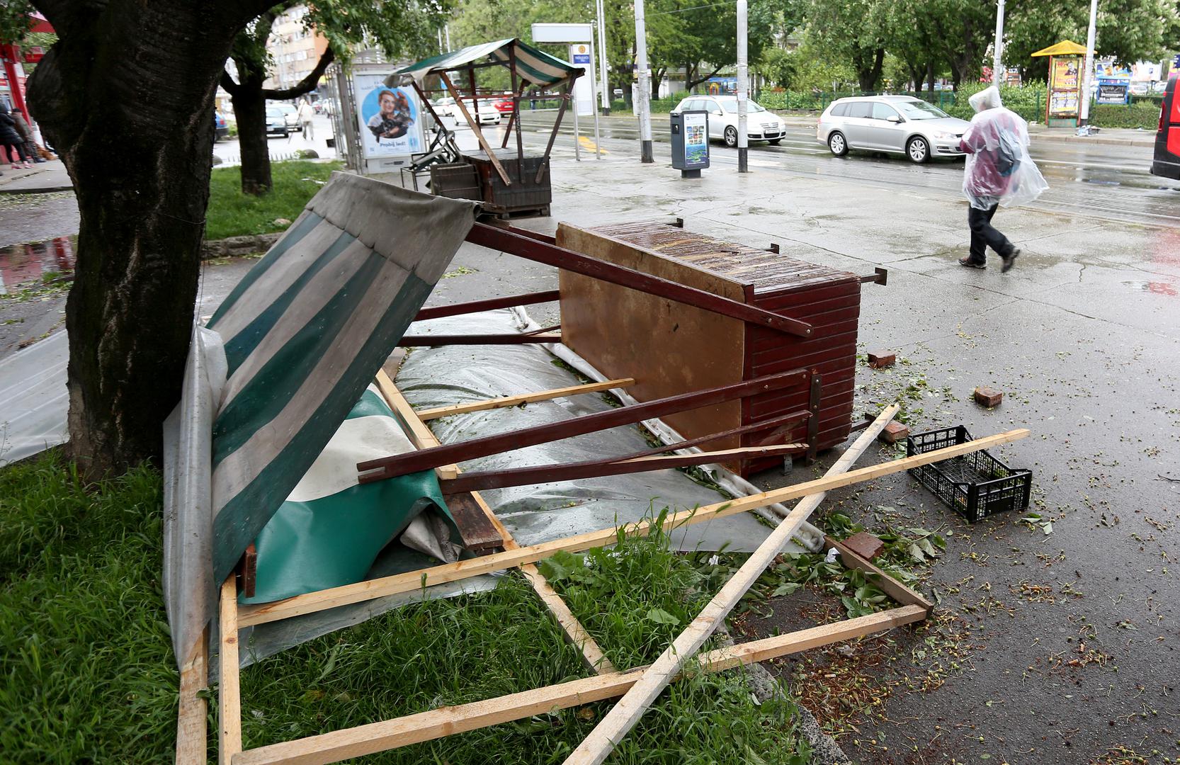 Snažan i olujan vjetar pogodio je Zagreb, a na ulicama se nalazi mnogo polomljenih grana stabala, razbacanih kanti za smeće, pa čak i štandova. Ponegdje su oštećeni semafori, intervencijske službe i vatrogasci su na terenu, a policija upozorava građane da ne izlaze ako ne moraju. 