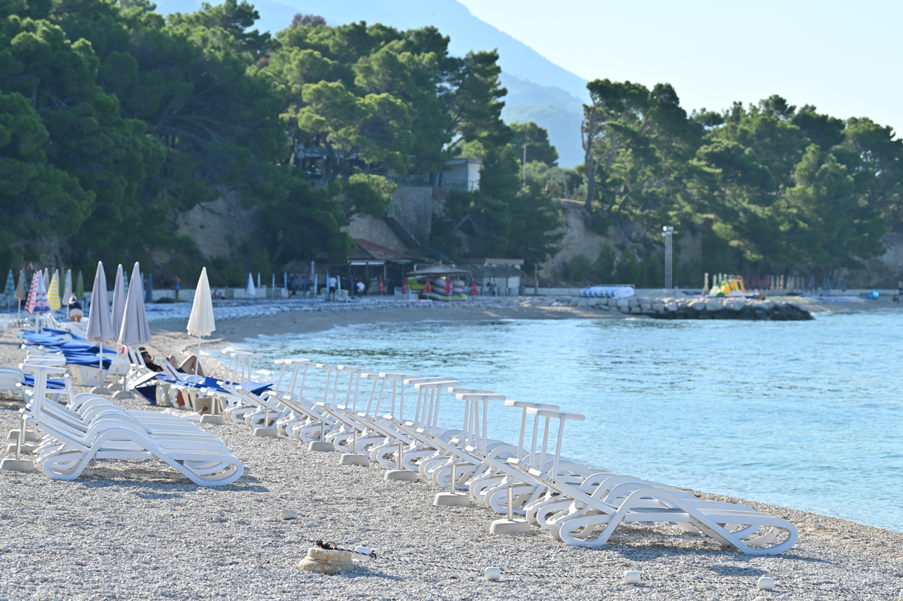 Baška Voda: Reportaža o problemu s ležaljkama na plaži