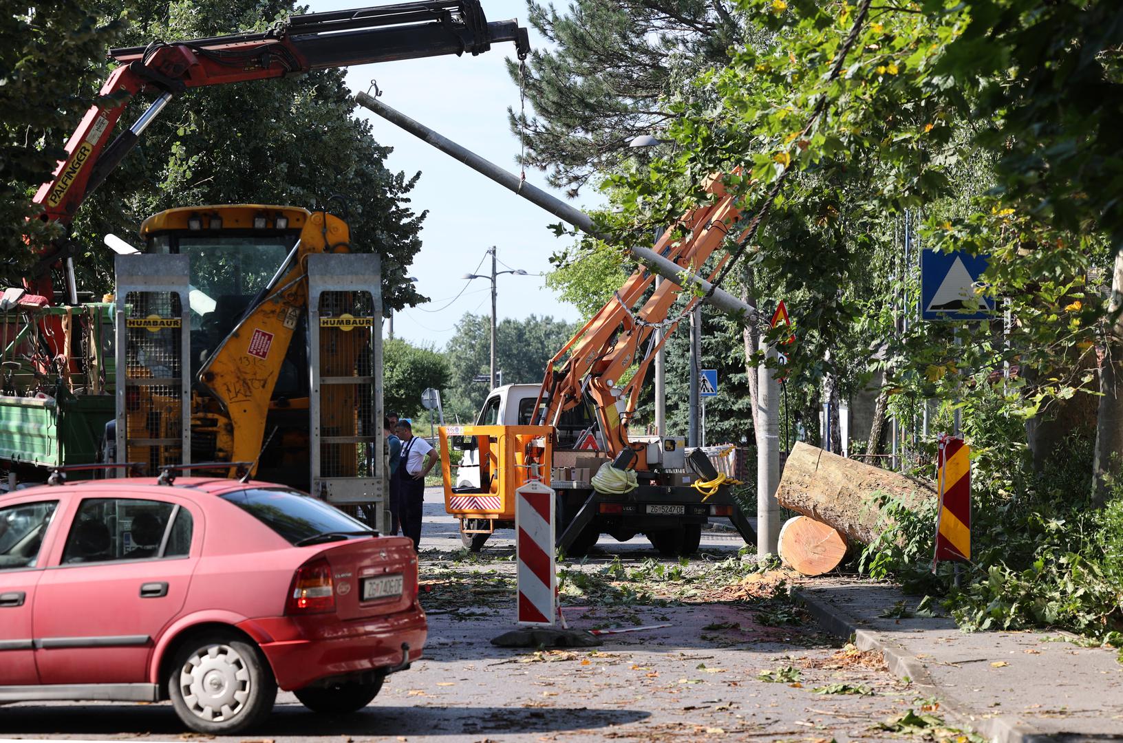 20.07.2023. Zagreb - Uklanjanje posljedica jucerasnjeg nevremena na Trnjanskoj cesti  Photo: Marko Prpic/PIXSELL