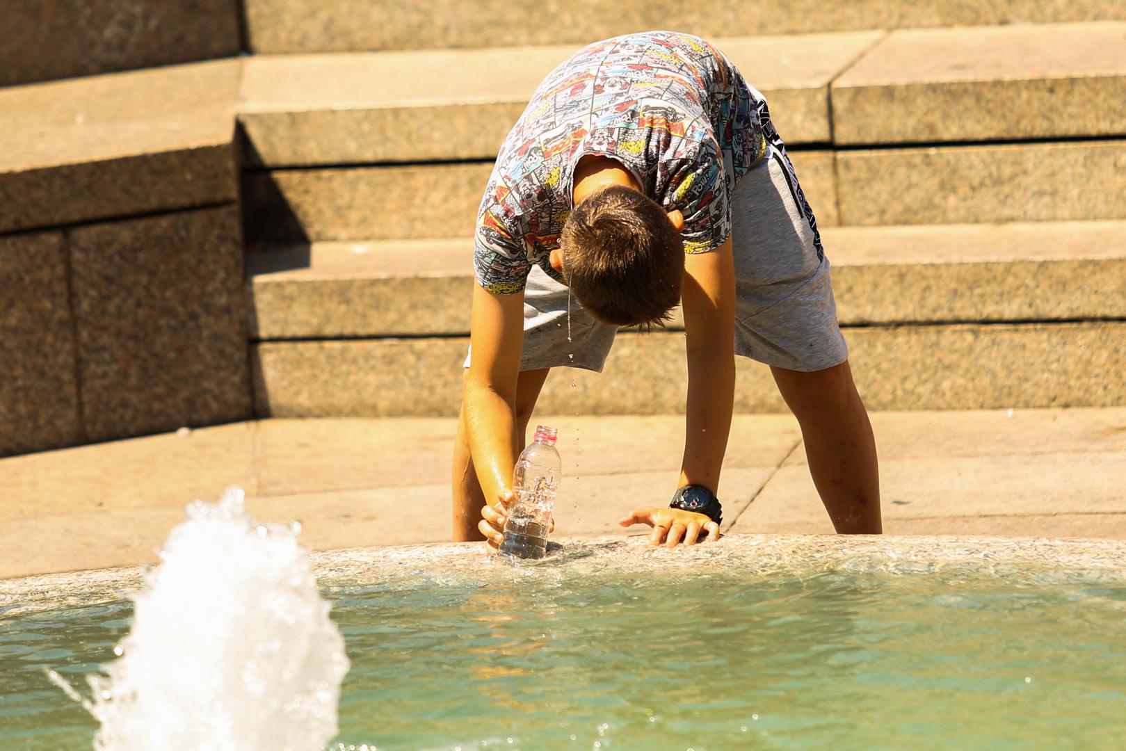 22.07.2022., Zagreb - Gradjani na razne nacine pronalaze spas od visokih ljetnih temperatura. Photo: Antonio Jakus/PIXSELL