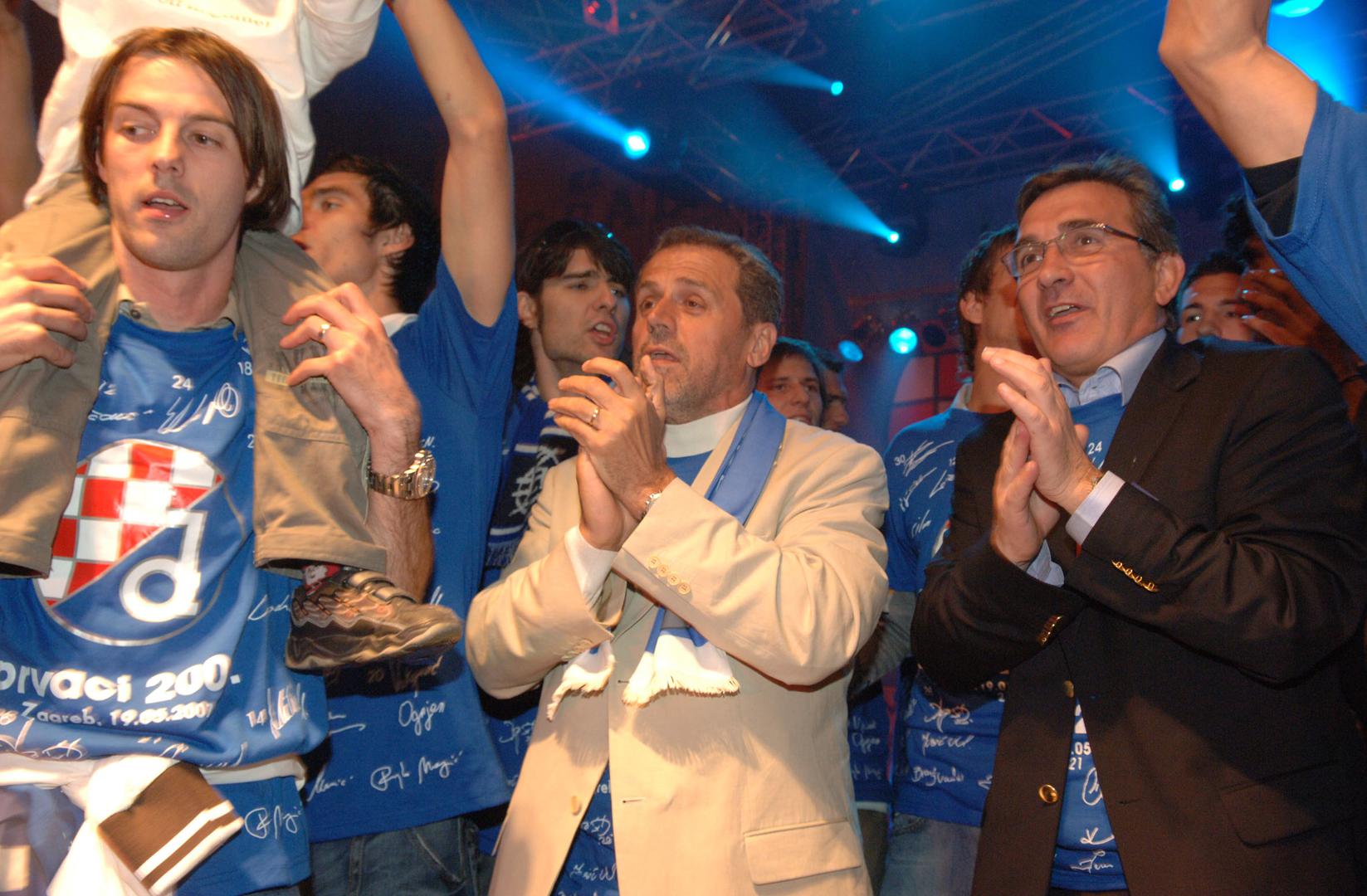 Među uzvanicima su bile brojne Dinamove legende, sviralo se i pjevalo, a zabavi je prisustvovao i tadašnji gradonačelnik Milan Bandić