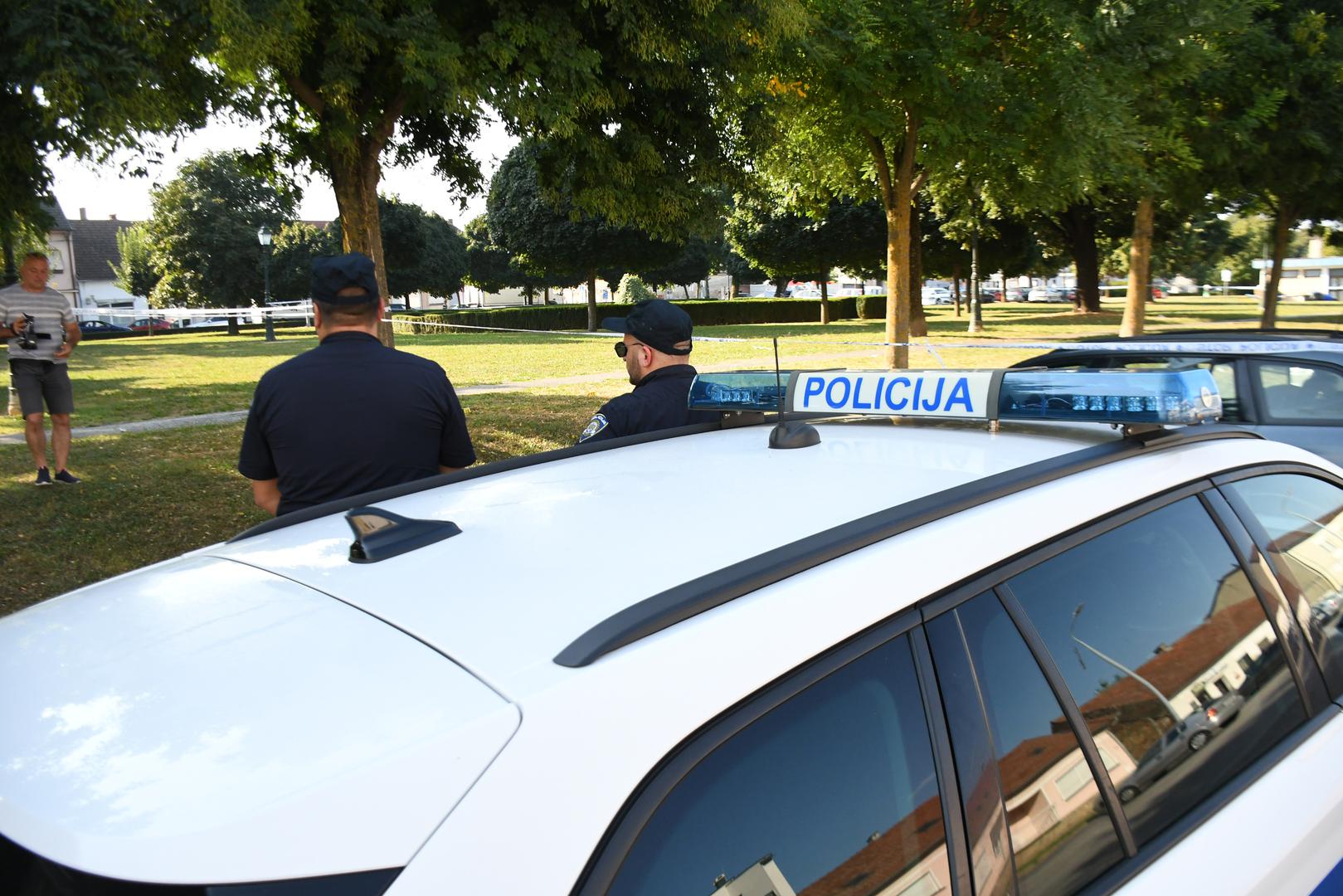 16.08.2024., Bjelovar - Na Trgu hrvatskih branitelja kod tzv. labirinta nocas je doslo do tjelesnog sukoba vise osoba i uporabe vatrenog oruzja. U sukobu je 6 osoba zadobilo ozljede od kojih je jedna osoba zadobila prostrjelnu ranu na vratu. Ocevid je u tijeku nakon cega ce biti poznati detalji. Photo: Damir Spehar/PIXSELL