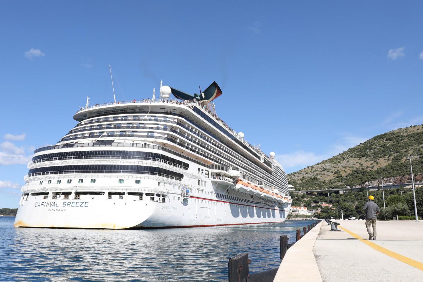 26.05.2020., Dubrovnik - Kruzer Carnival Breeze, na kojemu se nalazi oko 1100 pomoraca od koji je 93 Hrvata, usidrio se u luku. Kruzer je mjesecima plovio morima zbog koronavirusa. Photo: Grgo Jelavic/PIXSELL