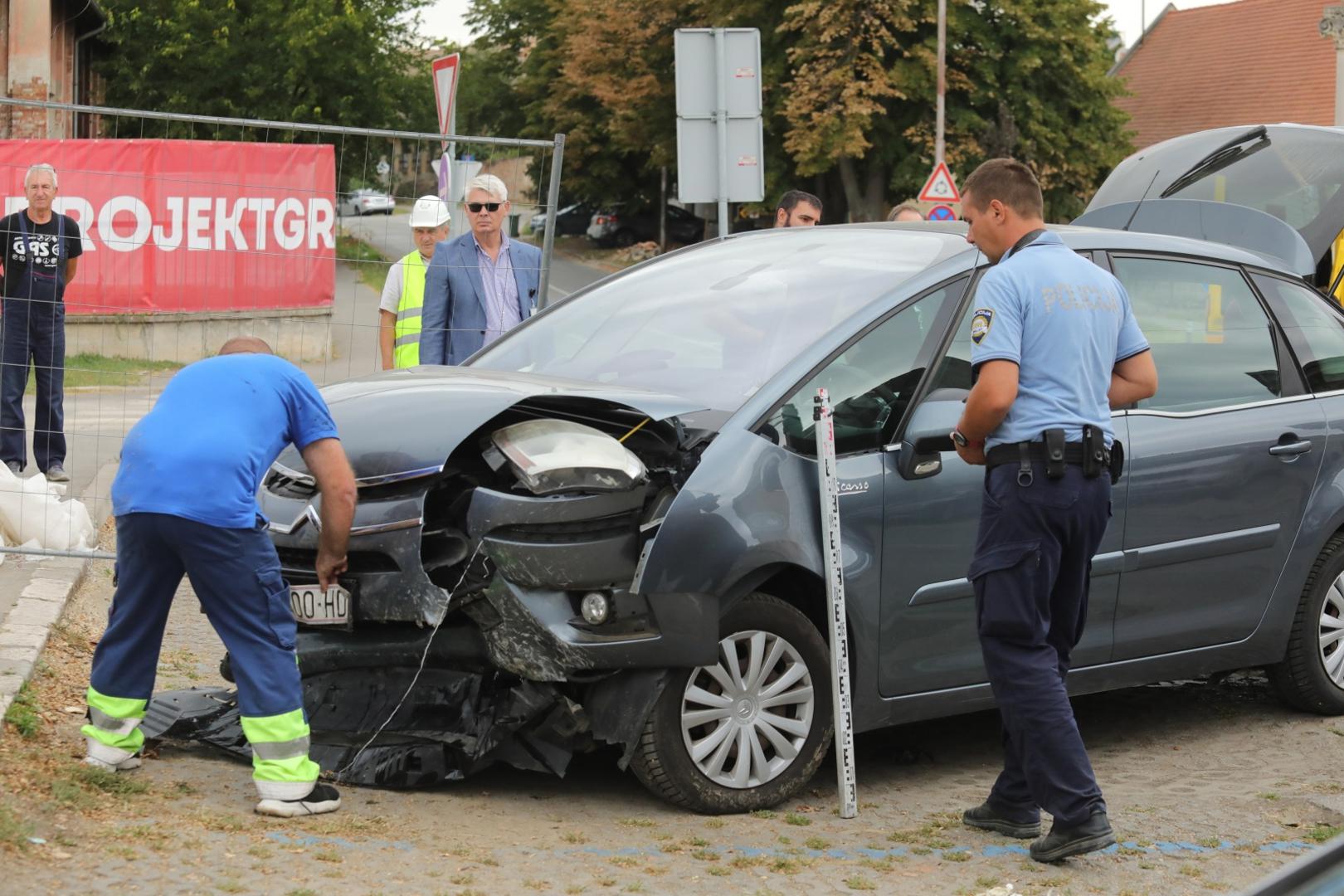 17.09.2021., Osijek - Vozacica osobnog automobila pri pokusaju parkiranja na istocni parking KBC Osijek, izgubila je kontrolu nad vozilom te probila zastitnu ogradu i upala u rupu na gradilistu. Photo: Dubravka Petric/PIXSELL