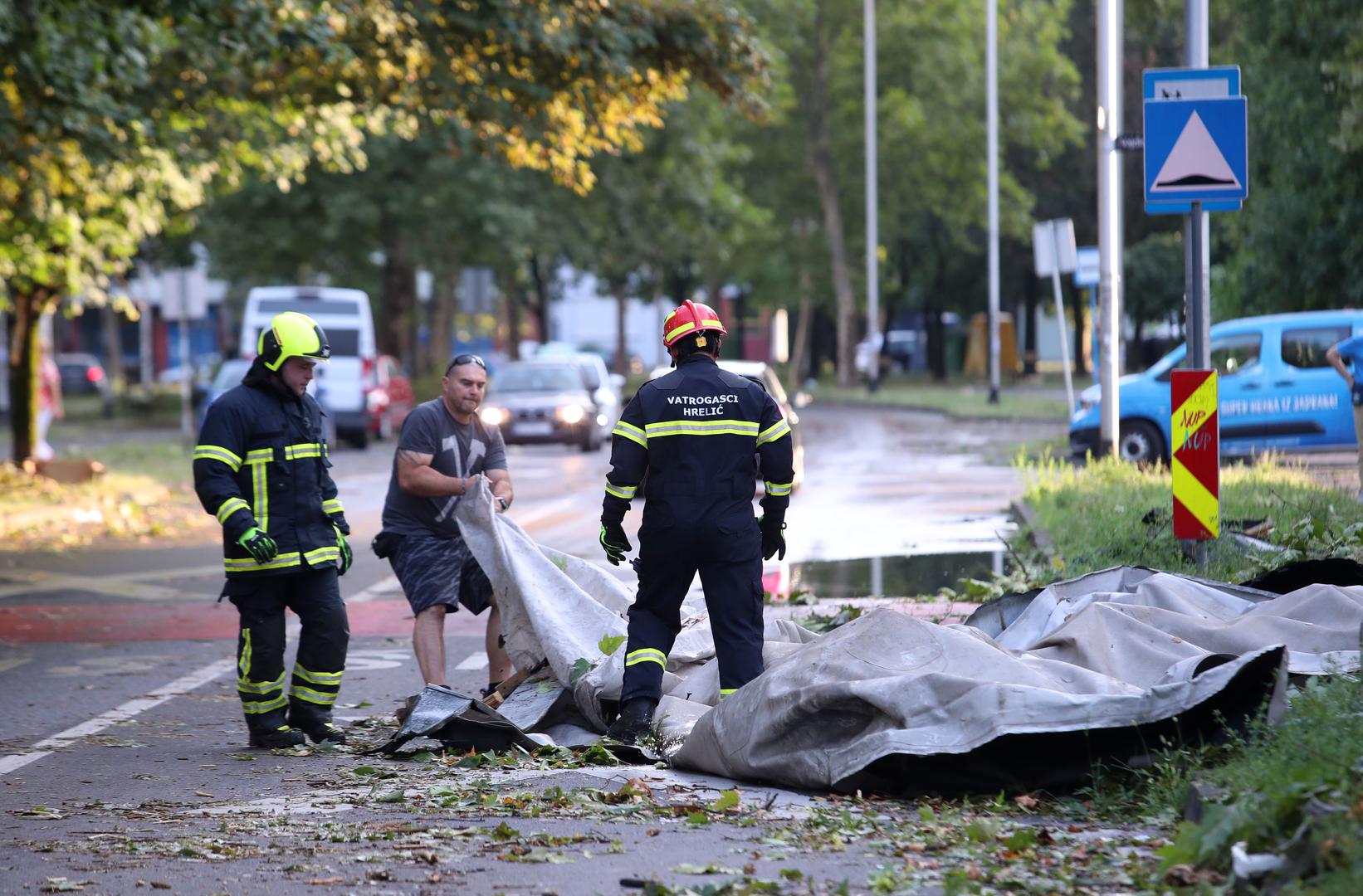 Među ostalim, na području Zagreba od značajnijih objekata oštećeni su dvije škole, dva doma zdravlja, pet klinika i bolnica, a na području Zagrebačke županije oštećeno je oko 900 objekata. 