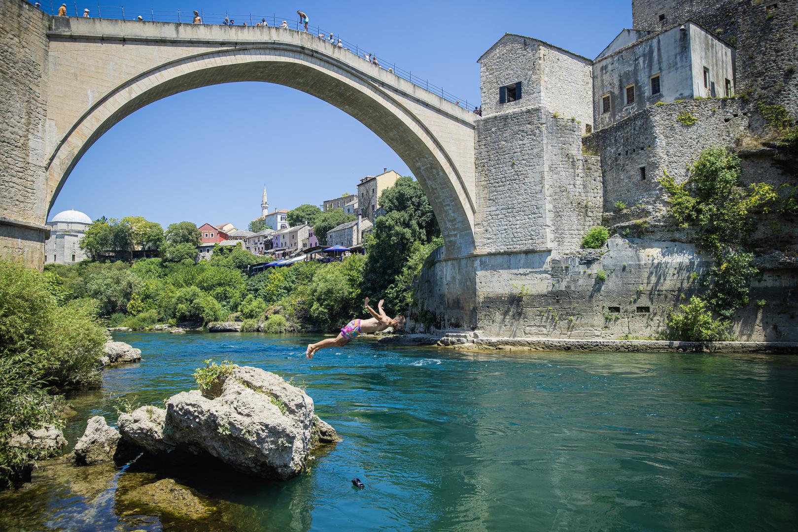 Riječ je o rijeci Neretvi, koja je jedna od najvećih rijeka istočnog dijela jadranskog sliva, izvire i teče kroz Bosnu i Hercegovinu i Hrvatsku.