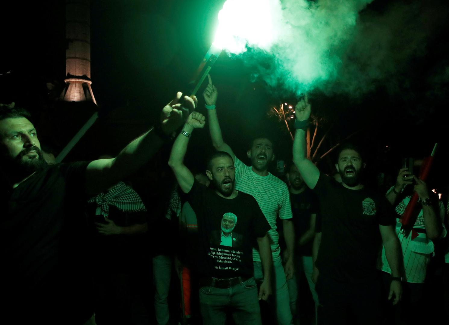 Pro-Palestinian demonstrators light flares during a rally to protest the assassination of Hamas leader Ismail Haniyeh in Iran, in Istanbul, Turkey July 31, 2024. REUTERS/Dilara Senkaya Photo: DILARA SENKAYA/REUTERS