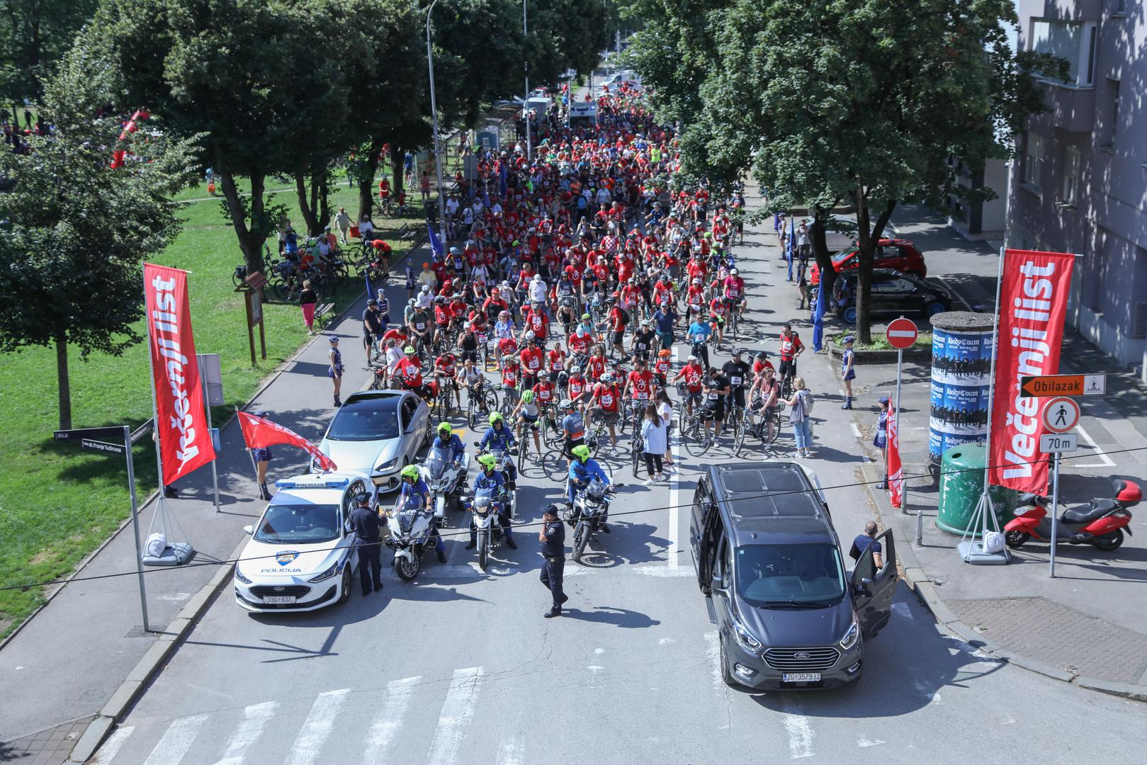 Točno u 10 sati, karavana sudionika Večernjakove biciklijade krenula je s Trga Franje Tuđmana prema Vugrinščaku. 