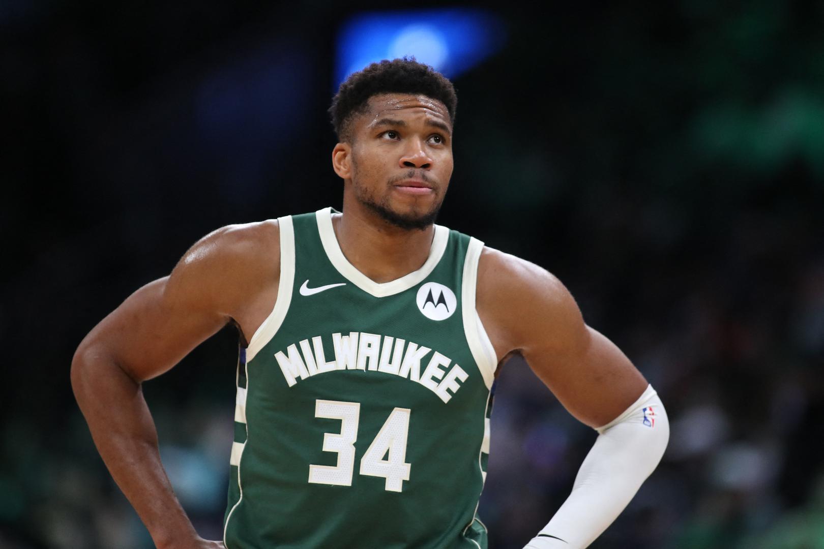 Giannis Antetokounmpo, sa zaradom od 111 milijuna dolara (101 eura/84 funte), "Greek Freak" nastavlja podizati svoj status u košarci i u financijskoj areni. U dobi od 30 godina, potpisao je unosan ugovor s Milwaukee Bucksima za 46 milijuna dolara (42 eura/35 funti) i privukao pozornost globalnih sponzora zaradivši 65 milijuna dolara (60 eura/50 funti), ponovno potvrđujući svoj status međunarodne superzvijezde.