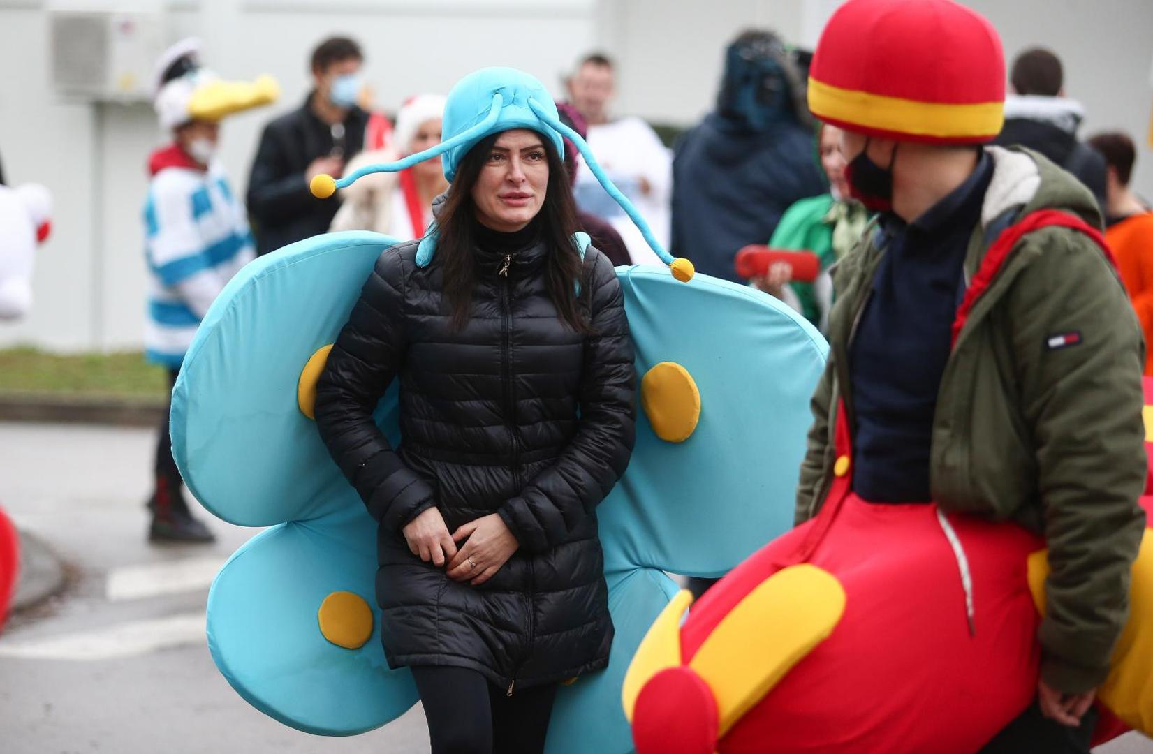 25.12.2020., Zagreb - Dvadeset Zagrebackih umjetnika pjevalo i djelilo poklone ispred Klinici za infektivne bolesti Dr. Fran Mihaljevic. 
Photo: Matija Habljak/PIXSELL