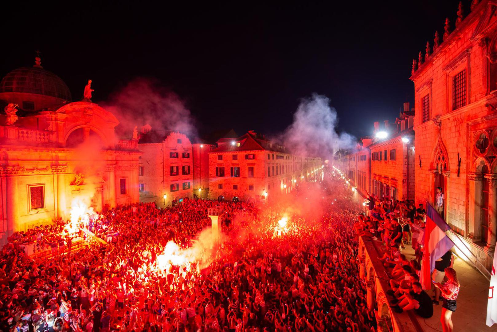 11.07.2018., Ispred crkve svetog Vlaha, Dubrovnik - Atmosfera na Stradunu uoci polufinalne utakmice izmedju Hrvatske i Engleske.r"nPhoto: Grgo Jelavic/PIXSELL