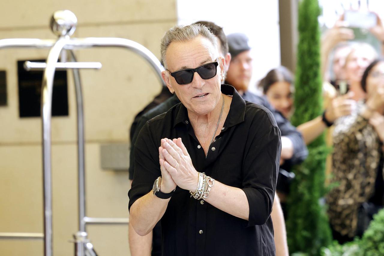 Superstar Bruce Springsteen leaves his hotel in Düsseldorf