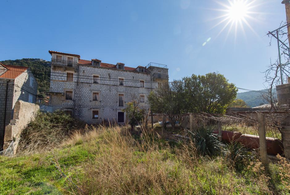 15.02.2017., Otok Lopud, Dubrovnik - Kuca i dvoriste na otoku Lopudu za temu o nekretninama na drazbi. Photo: Grgo Jelavic/PIXSELL