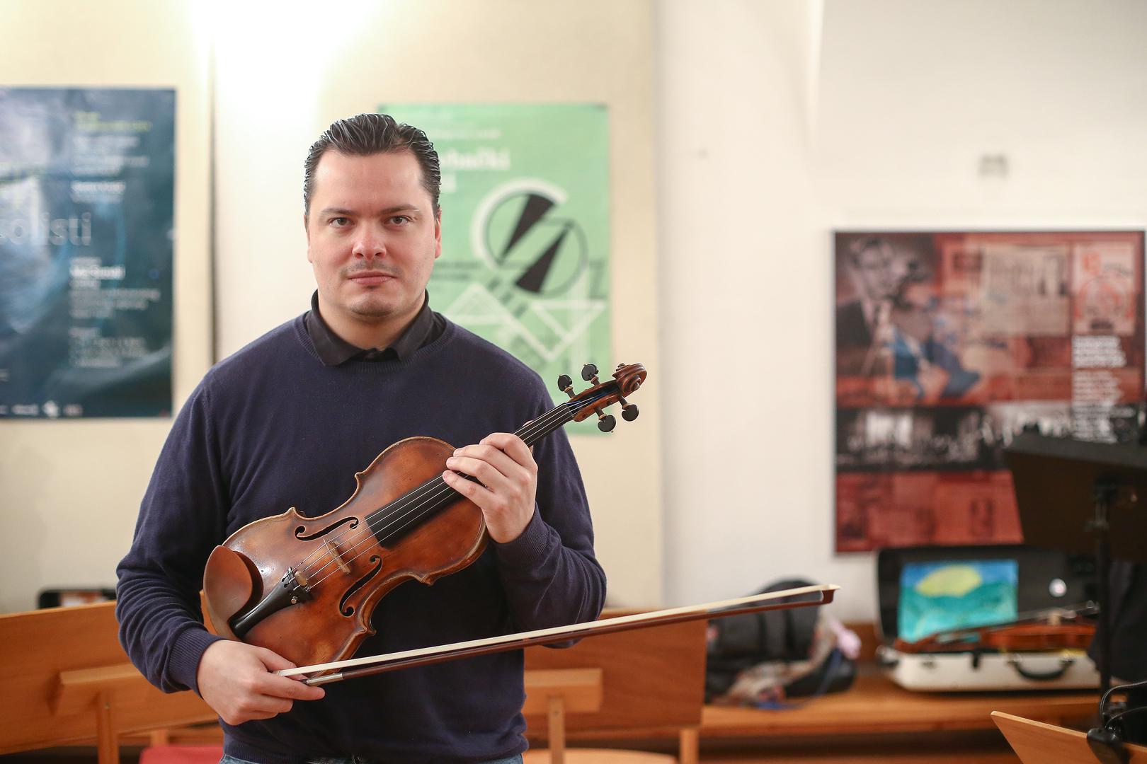 Nakon što je zbog političke situacije Gudački kvartet Simón Bolívar privremeno ugašen, violinist Alejandro Carreńo pronašao je posao u Bečkoj filharmoniji, a sada svira u Berlinskoj.