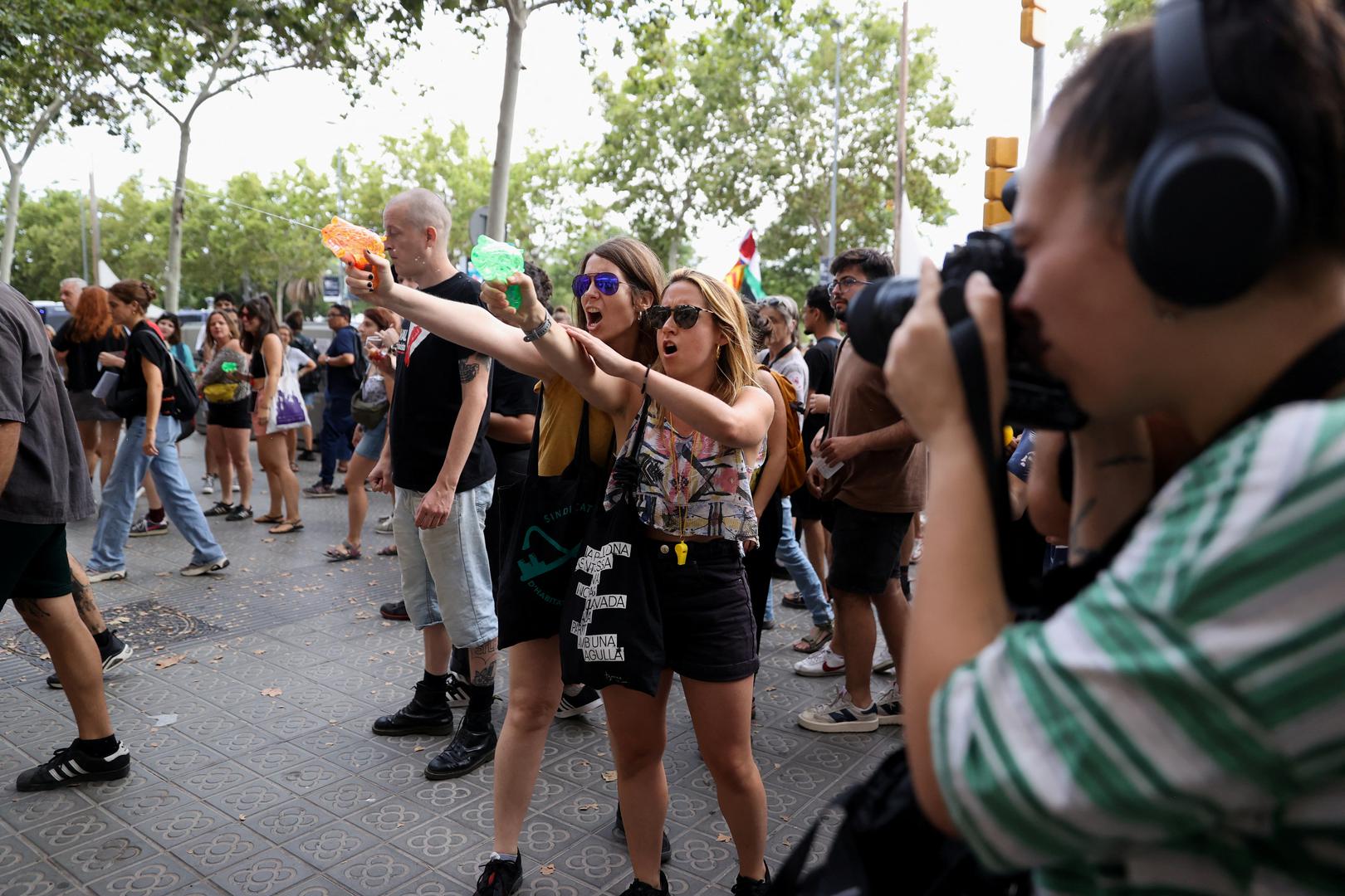 Ostala španjolska odredišta slijedila su primjer, kao što je Mallorca, gdje su stanovnici blokirali popularne plaže kako bi istaknuli negativne posljedice prekomjernog turizma. Prema IATA-i, ove će godine rekordnih 4,7 milijardi ljudi putovati svijetom, što će dovesti do neviđenog broja turista koji preplavljuju gradove. Dok neki to vide kao ekonomski blagoslov, to može izazvati ozbiljne probleme među lokalnim zajednicama; od zagađenja i gentrifikacije do rasta cijena nekretnina. Kako biste izbjegli neugodne situacije na svom sljedećem odmoru, možda je najbolje biti oprezan pri odabiru destinacije, pogotovo ako su stanovnici manje gostoljubivi prema turistima.