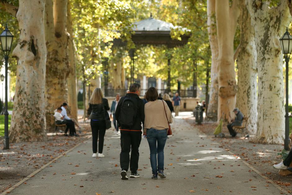 Građani uživaju u sunčanom danu u centru Zagreba