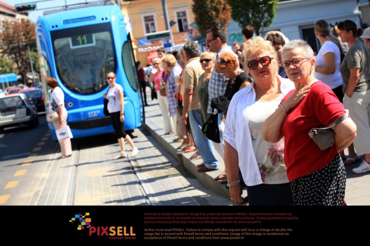 '23.08.2010.Zagreb, Hrvatska -  Kvaternikov trg, na krizanju Maksimirske i Domjaniceve ulice doslo je zastoja tramvaja.Teretno vozilo potrgalo je tramvajske zice. Photo: Marko Prpic/PIXSELL'