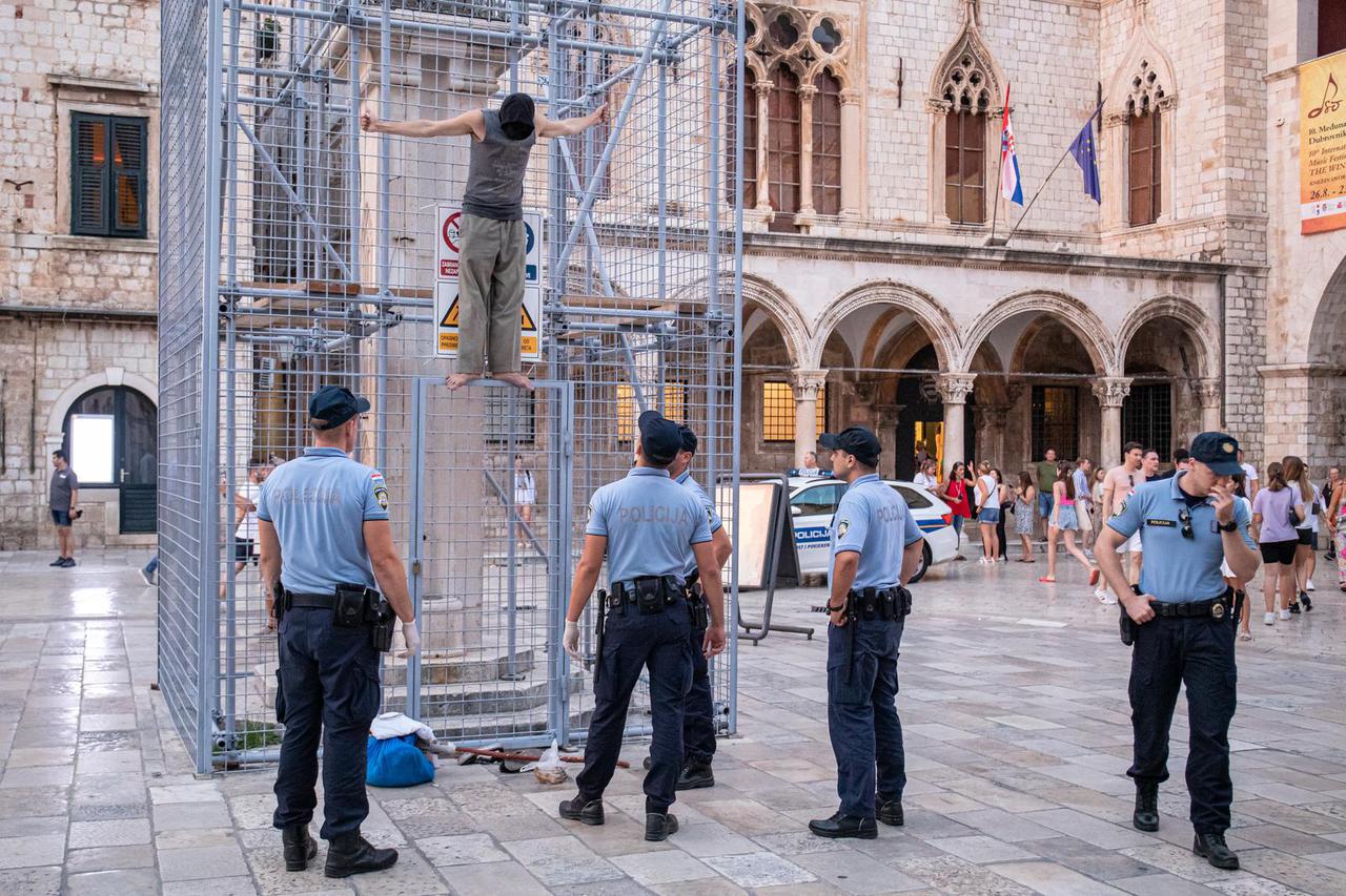 Dubrovnik: Nepoznatog 'performera' policija skidala s Orlandovog stupa