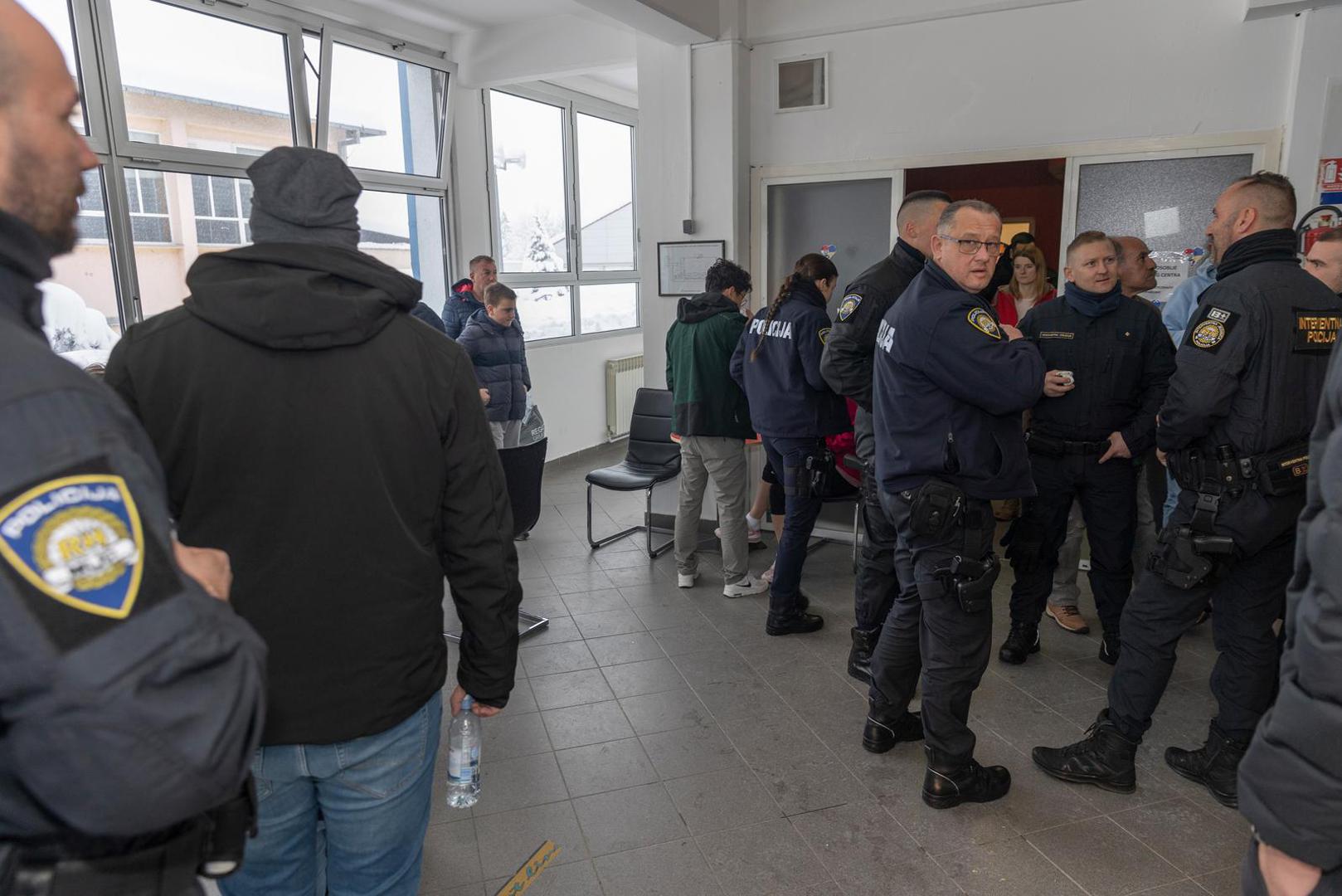 27.02.2023., Gospic - Gradska sportska dvorana u kojoj je smjesteno oko 150 osoba koje su ostale zarobljene na prometnicama tijekom snjeznog nevremena. Photo: Nikola Mraovic/PIXSELL