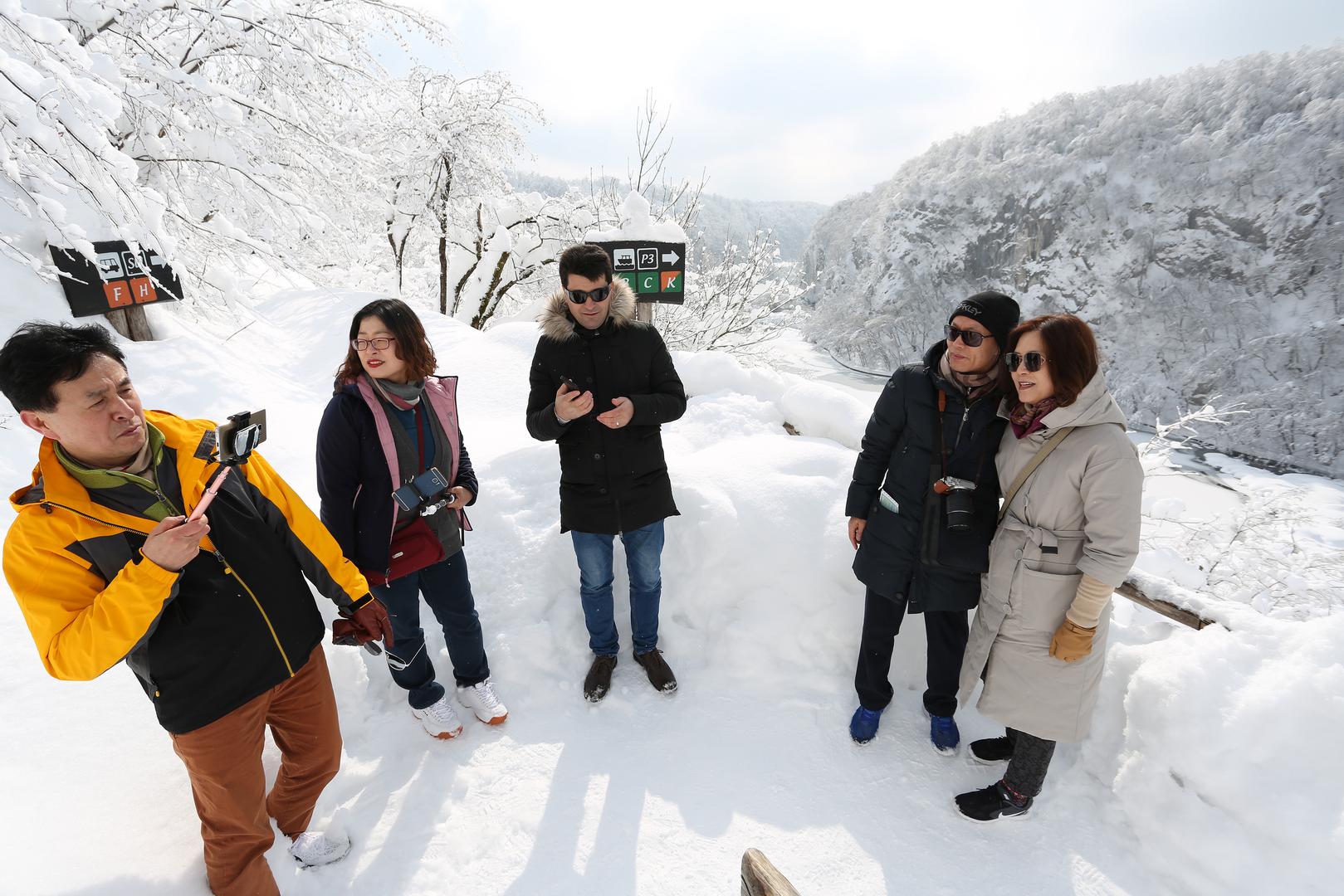 Turisti na plitvicama Srela sam jučer i turiste na Plitvičkim jezerima. Očarani su iako je snijeg toliko visok da ne mogu sve vidjeti, kaže Kristina Štedul Fabac