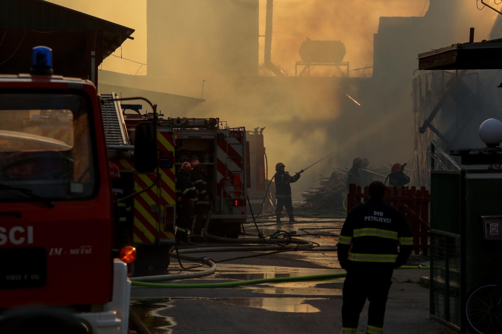 22.04.2021., Valpovo - Veliki pozar izbio je u tvrtki za preradu drva i stolariju u Valpovu. Ozlijedjenih na srecu nema, a ocevidom ce se saznati sto je uzrok pozara. 
Photo: Dubravka Petric/PIXSELL