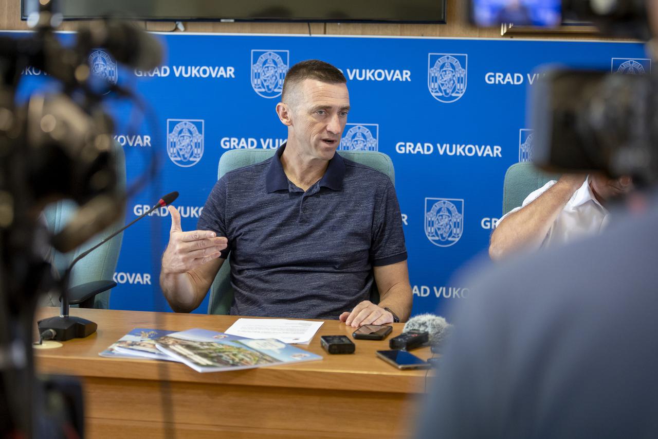 Vukovar: Ivan Penava na konferenciji za medije o besplatnom školskom materijalu za vukovarske osnovnoškolce